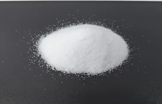 该柠檬酸为白色颗粒状物料，堆积成小圆堆，颗粒分明，周边散落细小晶粒，无特殊气味。